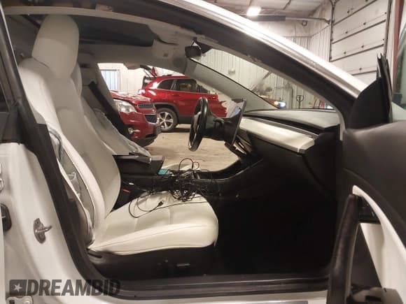 ✅ 2018 Tesla Model 3 Long Range Battery • VIN: 5YJ3E1EB2JF081729 • Lot: 43617411. Wystawiony na IAAI z przebiegiem 58 944 mil. Bezpłatny archiwum sprzedaży aukcyjnych z USA i szczegółowy raport historii pojazdu na DreamBid. Zdjęcie 5.