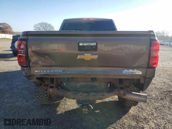 ✅ 2015 Chevrolet Silverado 2500HD High Country • VIN: 1GC1KXE82FF501435 • Lot: 91741215. Wystawiony na Copart z przebiegiem 296 636 mil. Bezpłatny archiwum sprzedaży aukcyjnych z USA i szczegółowy raport historii pojazdu na DreamBid. Zdjęcie 6.