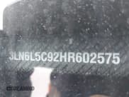 ✅ 2017 Lincoln MKZ Select • VIN: 3LN6L5C92HR602575 • Lot: 41923444. Wystawiony na IAAI z przebiegiem 89 543 mil. Bezpłatny archiwum sprzedaży aukcyjnych z USA i szczegółowy raport historii pojazdu na DreamBid. Zdjęcie 9.