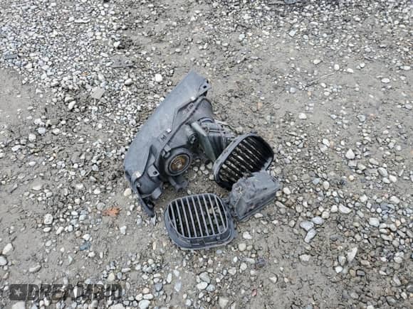 1997 BMW 3 Series Z3 1.9 with VIN 4USCH7325VLB80686, listed as a Copart auction lot 90709565 with 127,908 mi miles and Salvage title. Bid and sale history available at DreamBid. Image 12.