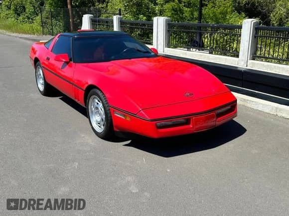 1990 Chevrolet Corvette z VIN 1G1YY238XL5106268, wystawiony jako Copart lot #45953745 z przebiegiem 21 657 mil mil oraz Czysty tytuł • Clean title. Historia ofert i sprzedaży dostępna na DreamBid. Obrazek 1.