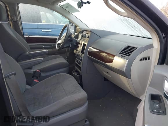 ✅ 2010 Chrysler Town & Country Touring • VIN: 2A4RR5D10AR421893 • Lot: 43745641. Listed on IAAI with 386,110 mi. Free auction sales archive from the USA and detailed vehicle history report at DreamBid. Image 5.