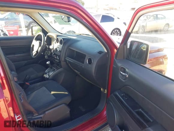 ✅ 2017 Jeep Patriot Sport • VIN: 1C4NJRBB8HD194903 • Lot: 43439831. Wystawiony na IAAI z przebiegiem 134 037 mil. Bezpłatny archiwum sprzedaży aukcyjnych z USA i szczegółowy raport historii pojazdu na DreamBid. Zdjęcie 5.