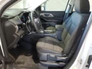 ✅ 2021 Chevrolet Traverse LS • VIN: 1GNERFKW6MJ179930 • Lot: 63435344. Wystawiony na Copart z przebiegiem 50 267 mil. Bezpłatny archiwum sprzedaży aukcyjnych z USA i szczegółowy raport historii pojazdu na DreamBid. Zdjęcie 7.