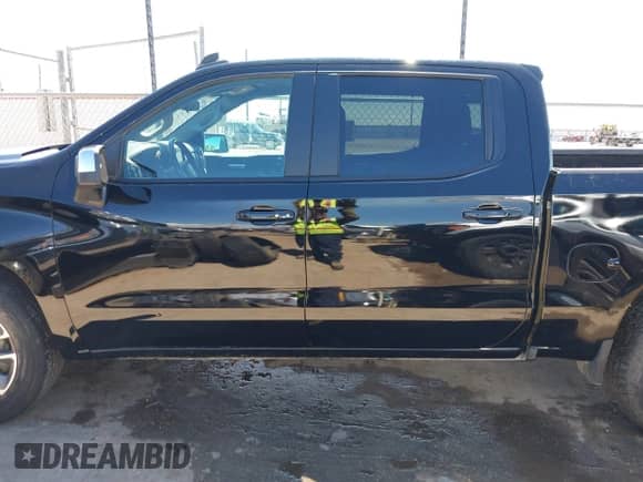 2021 Chevrolet Silverado 1500 LT z VIN 3GCUYDEDXMG375568, wystawiony jako IAAI lot #42412870 z przebiegiem 81 347 mil mil oraz . Historia ofert i sprzedaży dostępna na DreamBid. Obrazek 14.