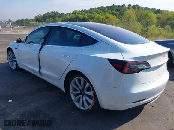 ✅ 2018 Tesla Model 3 Long Range Battery • VIN: 5YJ3E1EAXJF025089 • Lot: 43276582. Wystawiony na IAAI z przebiegiem Nie podano. Bezpłatny archiwum sprzedaży aukcyjnych z USA i szczegółowy raport historii pojazdu na DreamBid. Zdjęcie 3.