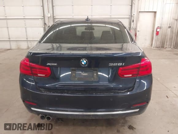 ✅ 2016 BMW 3 Series 328i xDrive • VIN: WBA8E3C52GK501979 • Lot: 41691109. Wystawiony na IAAI z przebiegiem 76 289 mil. Bezpłatny archiwum sprzedaży aukcyjnych z USA i szczegółowy raport historii pojazdu na DreamBid. Zdjęcie 17.
