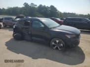✅ 2023 Volvo XC40 Plus Dark Theme • VIN: YV4L12UW0P2069853 • Лот: 57647985. Опубликован ранее на Copart с пробегом 16 252 миль. Бесплатный доступ к архиву аукционных продаж из США и подробный отчёт об истории автомобиля на DreamBid. Изображение 4.