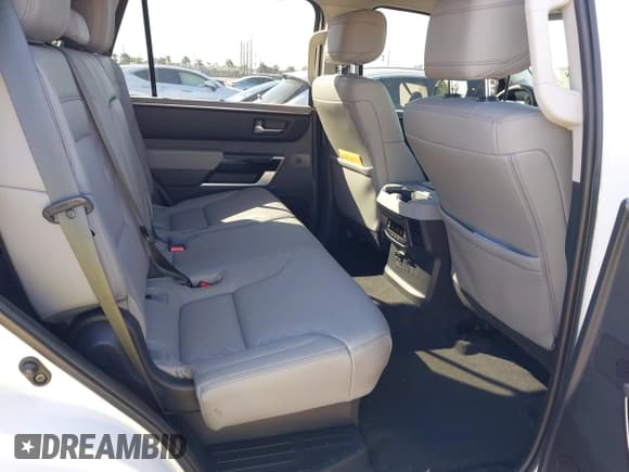 ✅ 2023 Toyota Sequoia SR5 • VIN: 7SVAAABA4PX013371 • Лот: 41406258. Опубликован ранее на IAAI с пробегом 11 776 миль. Бесплатный доступ к архиву аукционных продаж из США и подробный отчёт об истории автомобиля на DreamBid. Изображение 8.