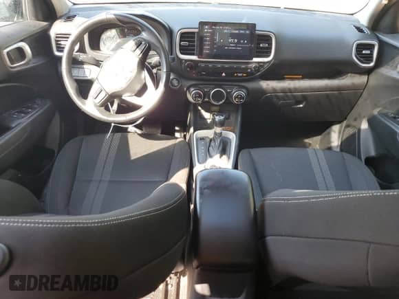 2024 Hyundai Venue Limited z VIN KMHRC8A32RU285534, wystawiony jako Copart lot #80967535 z przebiegiem 50 446 mil mil oraz Szkoda całkowita • Salvage title. Historia ofert i sprzedaży dostępna na DreamBid. Obrazek 8.