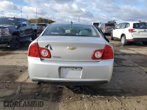 2011 Chevrolet Malibu 1LS z VIN 1G1ZB5E13BF130055, wystawiony jako Copart lot #82730765 z przebiegiem 131 254 mil mil oraz Czysty tytuł • Clean title. Historia ofert i sprzedaży dostępna na DreamBid. Obrazek 6.