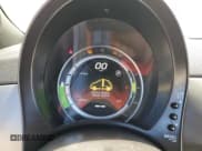 ✅ 2013 FIAT 500e • VIN: 3C3CFFGE6DT744795 • Lot: 59322514. Wystawiony na Copart z przebiegiem 35 043 mil. Bezpłatny archiwum sprzedaży aukcyjnych z USA i szczegółowy raport historii pojazdu na DreamBid. Zdjęcie 9.