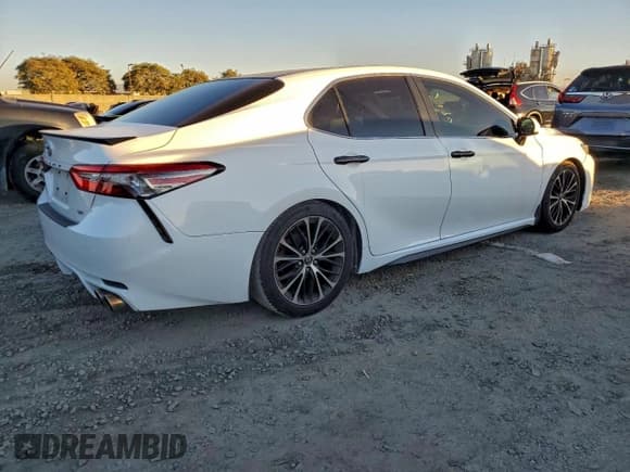 ✅ 2018 Toyota Camry LE • VIN: JTNB11HK9J3049162 • Lot: 94163615. Wystawiony na Copart z przebiegiem 146 453 mil. Bezpłatny archiwum sprzedaży aukcyjnych z USA i szczegółowy raport historii pojazdu na DreamBid. Zdjęcie 3.