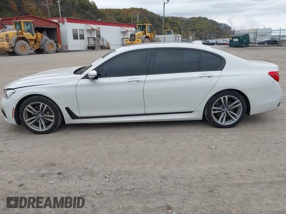 ✅ 2019 BMW 7 Series 740i xDrive • VIN: WBA7E4C56KGV28504 • Lot: 43549814. Wystawiony na IAAI z przebiegiem 127 615 mil. Bezpłatny archiwum sprzedaży aukcyjnych z USA i szczegółowy raport historii pojazdu na DreamBid. Zdjęcie 14.