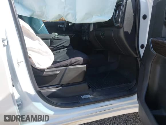 ✅ 2019 Chevrolet Silverado 1500 RST • VIN: 3GCUYEED6KG155945 • Lot: 43473839. Wystawiony na IAAI z przebiegiem 83 602 mil. Bezpłatny archiwum sprzedaży aukcyjnych z USA i szczegółowy raport historii pojazdu na DreamBid. Zdjęcie 5.