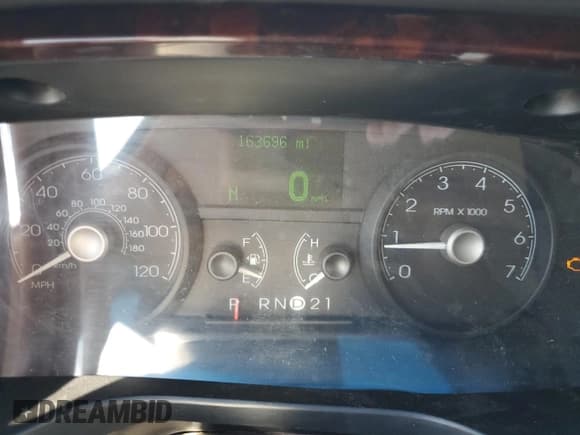 ✅ 2007 Lincoln Town Car Signature Limited • VIN: 1LNHM82W97Y630811 • Lot: 84044435. Listed on Copart with 163,696 mi. Free auction sales archive from the USA and detailed vehicle history report at DreamBid. Image 9.