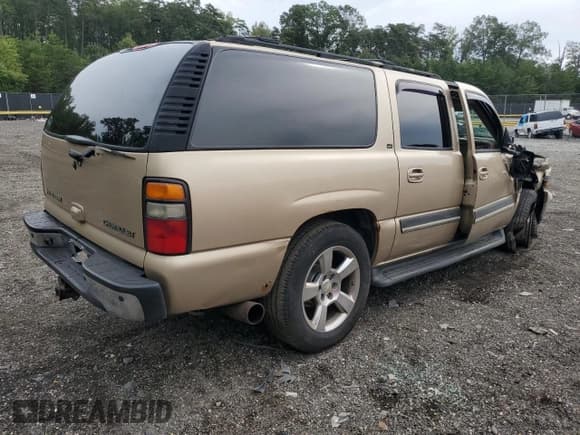 ✅ 2005 Chevrolet Suburban LT • VIN: 1GNFK16Z75J123805 • Lot: 84421555. Listed on Copart with 352,491 mi. Free auction sales archive from the USA and detailed vehicle history report at DreamBid. Image 3.