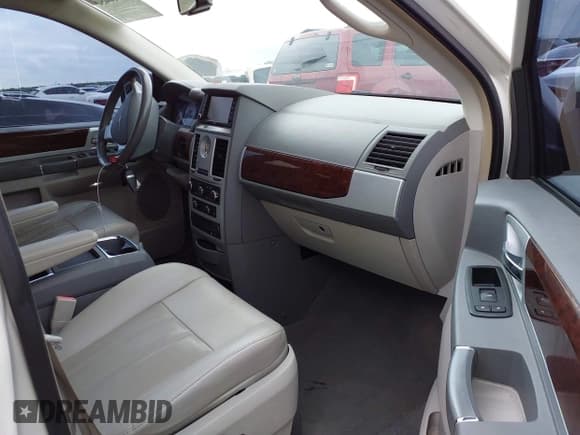 ✅ 2010 Chrysler Town & Country Touring • VIN: 2A4RR5D14AR133746 • Lot: 42116450. Listed on IAAI with 221,775 mi. Free auction sales archive from the USA and detailed vehicle history report at DreamBid. Image 5.