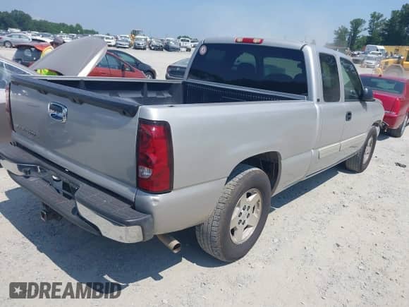 2006 Chevrolet Silverado 1500 LT2 z VIN 2GCEC19T661143998, wystawiony jako IAAI lot #42574878 z przebiegiem 229 675 mil mil oraz . Historia ofert i sprzedaży dostępna na DreamBid. Obrazek 4.