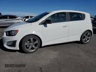 2013 Chevrolet Sonic RS z VIN 1G1JG6SB1D4213368, wystawiony jako Copart lot #46195565 z przebiegiem 112 951 mil mil oraz Czysty tytuł • Clean title. Historia ofert i sprzedaży dostępna na DreamBid. Obrazek 1.