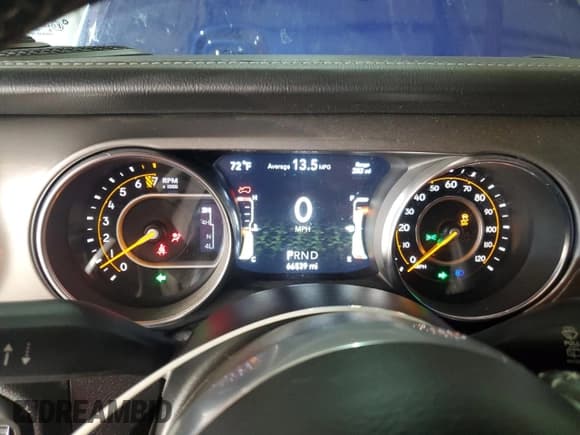 ✅ 2018 Jeep Wrangler Unlimited Sahara • VIN: 1C4HJXEG6JW321814 • Lot: 70115105. Wystawiony na Copart z przebiegiem 66 539 mil. Bezpłatny archiwum sprzedaży aukcyjnych z USA i szczegółowy raport historii pojazdu na DreamBid. Zdjęcie 9.