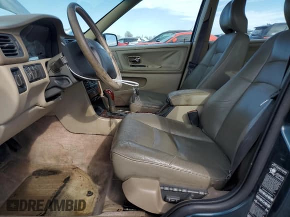 ✅ 1998 Volvo S70 T5 • VIN: YV1LS5375W1462239 • Lot: 49778475. Wystawiony na Copart z przebiegiem 222 078 mil. Bezpłatny archiwum sprzedaży aukcyjnych z USA i szczegółowy raport historii pojazdu na DreamBid. Zdjęcie 7.