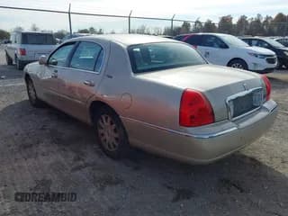 ✅ 2009 Lincoln Town Car Signature Limited • VIN: 2LNHM82V39X619538 • Lot: 43689688. Listed on IAAI with 196,708 mi. Free auction sales archive from the USA and detailed vehicle history report at DreamBid. Image 3.