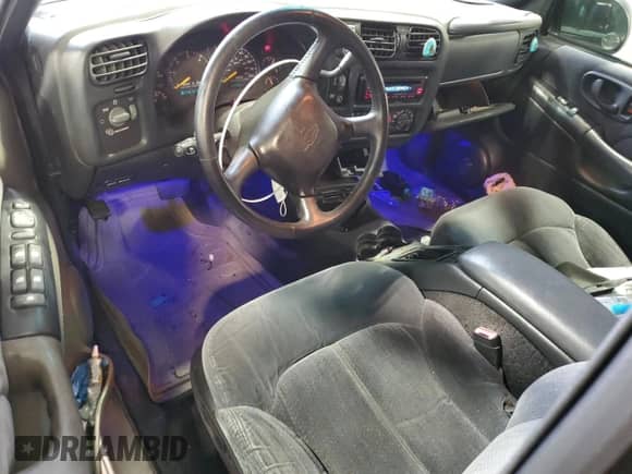 2001 Chevrolet Blazer LT z VIN 1GNDT13W412179364, wystawiony jako Copart lot #83829294 z przebiegiem 244 002 mil mil oraz Szkoda całkowita • Salvage title. Historia ofert i sprzedaży dostępna na DreamBid. Obrazek 8.