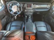 ✅ 2021 Jeep Wrangler Unlimited Sahara Altitude • VIN: 1C4HJXEG4MW725473 • Lot: 82102835. Wystawiony na Copart z przebiegiem 52 938 mil. Bezpłatny archiwum sprzedaży aukcyjnych z USA i szczegółowy raport historii pojazdu na DreamBid. Zdjęcie 8.