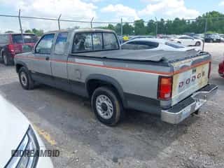 1993 Dodge Dakota z VIN 1B7GL23Y8PS117729, wystawiony jako IAAI lot #42268349 z przebiegiem 133 779 mil mil oraz . Historia ofert i sprzedaży dostępna na DreamBid. Obrazek 3.