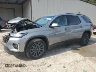 ✅ 2023 Chevrolet Traverse RS • VIN: 1GNEVJKW8PJ272208 • Lot: 52590745. Wystawiony na Copart z przebiegiem 14 601 mil. Bezpłatny archiwum sprzedaży aukcyjnych z USA i szczegółowy raport historii pojazdu na DreamBid. Zdjęcie 1.