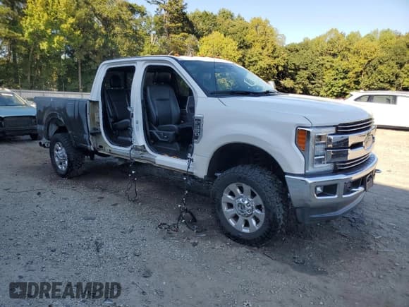 ✅ 2019 Ford F-350 XL • VIN: 1FT8W3BT6KEF99731 • Lot: 84380975. Wystawiony na Copart z przebiegiem 135 429 mil. Bezpłatny archiwum sprzedaży aukcyjnych z USA i szczegółowy raport historii pojazdu na DreamBid. Zdjęcie 4.