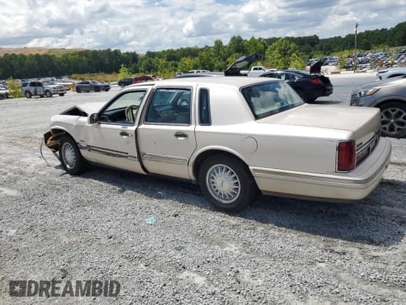 ✅ 1995 Lincoln Town Car Cartier • VIN: 1LNLM83W2SY682976 • Lot: 64985685. Listed on Copart with 225,561 mi. Free auction sales archive from the USA and detailed vehicle history report at DreamBid. Image 2.
