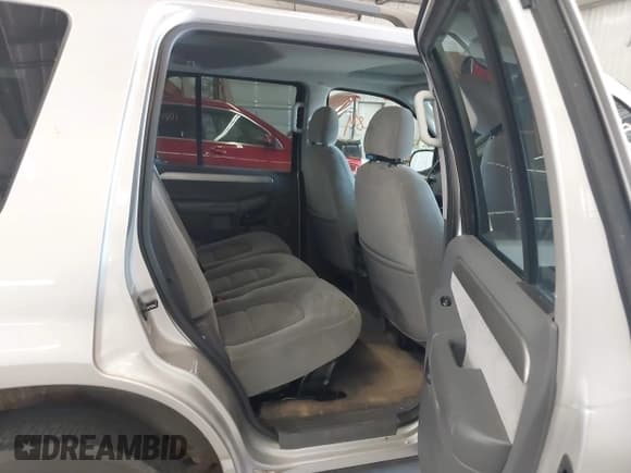 ✅ 2004 Ford Explorer XLT • VIN: 1FMDU73W84ZA31749 • Lot: 43315284. Wystawiony na IAAI z przebiegiem 207 138 mil. Bezpłatny archiwum sprzedaży aukcyjnych z USA i szczegółowy raport historii pojazdu na DreamBid. Zdjęcie 8.