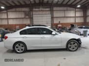 ✅ 2017 BMW 3 Series 330i xDrive • VIN: WBA8D9G39HNU62404 • Lot: 43562315. Wystawiony na IAAI z przebiegiem 126 662 mil. Bezpłatny archiwum sprzedaży aukcyjnych z USA i szczegółowy raport historii pojazdu na DreamBid. Zdjęcie 13.