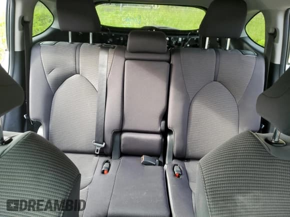 ✅ 2024 Toyota Highlander LE • VIN: 5TDKDRBH3RS561551 • Lot: 68276315. Wystawiony na Copart z przebiegiem 29 843 mil. Bezpłatny archiwum sprzedaży aukcyjnych z USA i szczegółowy raport historii pojazdu na DreamBid. Zdjęcie 10.