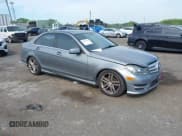 ✅ 2012 Mercedes-Benz C 300 Sport • VIN: WDDGF8BB7CR201054 • Lot: 42240771. Wystawiony na IAAI z przebiegiem 171 416 mil. Bezpłatny archiwum sprzedaży aukcyjnych z USA i szczegółowy raport historii pojazdu na DreamBid. Zdjęcie 1.