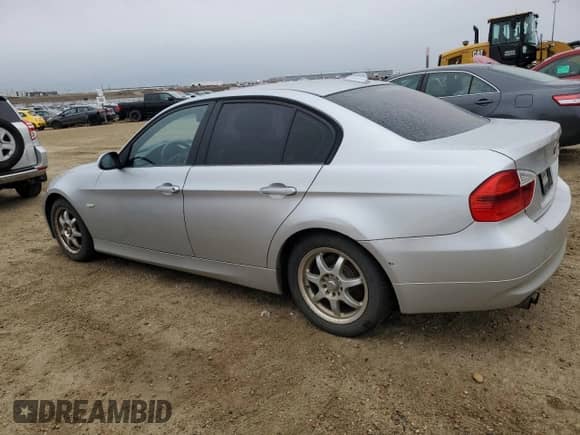 2006 BMW 3 Series z VIN WBAVB53506KW28882, wystawiony jako Copart lot #90470905 z przebiegiem 240 656 mil mil oraz Czysty tytuł • Clean title. Historia ofert i sprzedaży dostępna na DreamBid. Obrazek 2.