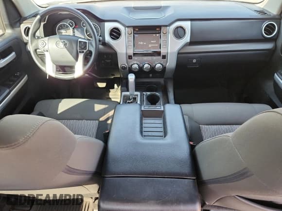 ✅ 2017 Toyota Tundra SR5 • VIN: 5TFDY5F15HX652123 • Lot: 70149365. Wystawiony na Copart z przebiegiem 64 103 mil. Bezpłatny archiwum sprzedaży aukcyjnych z USA i szczegółowy raport historii pojazdu na DreamBid. Zdjęcie 8.