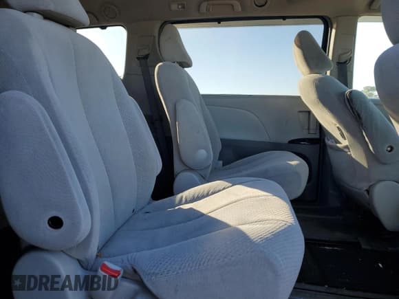 ✅ 2011 Toyota Sienna LE • VIN: 5TDJK3DC6BS004669 • Lot: 87207195. Wystawiony na Copart z przebiegiem 204 081 mil. Bezpłatny archiwum sprzedaży aukcyjnych z USA i szczegółowy raport historii pojazdu na DreamBid. Zdjęcie 11.