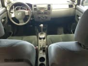 ✅ 2010 Nissan Versa S • VIN: 3N1BC1CPXAL460885 • Lot: 84963105. Wystawiony na Copart z przebiegiem 127 517 mil. Bezpłatny archiwum sprzedaży aukcyjnych z USA i szczegółowy raport historii pojazdu na DreamBid. Zdjęcie 8.