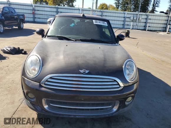 ✅ 2013 MINI Convertible • VIN: WMWZN3C51DT266291 • Лот: 46615095. Опубликован ранее на Copart с пробегом 134 832 миль. Бесплатный доступ к архиву аукционных продаж из США и подробный отчёт об истории автомобиля на DreamBid. Изображение 5.