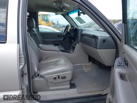 ✅ 2004 Chevrolet Suburban LS • VIN: 3GNEC16Z74G119360 • Лот: 41837768. Опубликован ранее на IAAI с пробегом 266 029 миль. Бесплатный доступ к архиву аукционных продаж из США и подробный отчёт об истории автомобиля на DreamBid. Изображение 5.