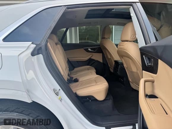 ✅ 2019 Audi Q8 Premium • VIN: WA1AVAF12KD018856 • Lot: 70913185. Wystawiony na Copart z przebiegiem 122 353 mil. Bezpłatny archiwum sprzedaży aukcyjnych z USA i szczegółowy raport historii pojazdu na DreamBid. Zdjęcie 6.