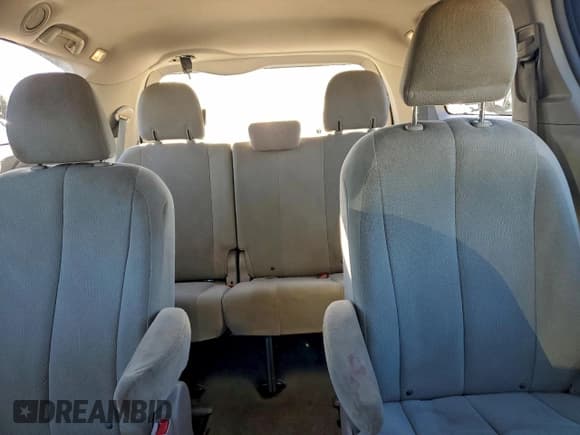 ✅ 2011 Toyota Sienna • VIN: 5TDZK3DC8BS012226 • Лот: 93187155. Опубликован ранее на Copart с пробегом 168 659 миль. Бесплатный доступ к архиву аукционных продаж из США и подробный отчёт об истории автомобиля на DreamBid. Изображение 10.