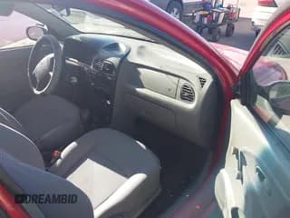 ✅ 2002 Kia Rio • VIN: KNADC123126182360 • Lot: 41526651. Wystawiony na IAAI z przebiegiem 82 052 mil. Bezpłatny archiwum sprzedaży aukcyjnych z USA i szczegółowy raport historii pojazdu na DreamBid. Zdjęcie 5.