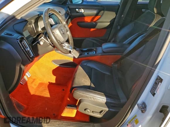 ✅ 2019 Volvo XC40 Momentum • VIN: YV4162XZXK2006010 • Lot: 94130625. Wystawiony na Copart z przebiegiem 109 226 mil. Bezpłatny archiwum sprzedaży aukcyjnych z USA i szczegółowy raport historii pojazdu na DreamBid. Zdjęcie 7.