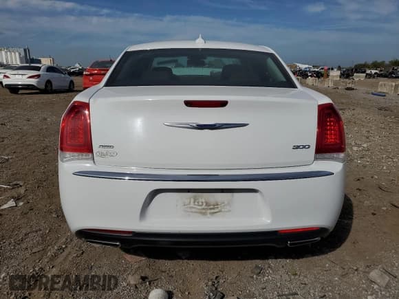 ✅ 2018 Chrysler 300 Touring • VIN: 2C3CCARG0JH324707 • Lot: 81982275. Wystawiony na Copart z przebiegiem 107 613 mil. Bezpłatny archiwum sprzedaży aukcyjnych z USA i szczegółowy raport historii pojazdu na DreamBid. Zdjęcie 6.