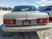 ✅ 1988 Mercedes-Benz 560 • VIN: WDBCA39D4JA389043 • Lot: 61840755. Wystawiony na Copart z przebiegiem 94 327 mil. Bezpłatny archiwum sprzedaży aukcyjnych z USA i szczegółowy raport historii pojazdu na DreamBid. Zdjęcie 6.