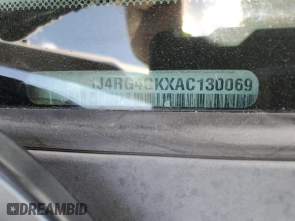 ✅ 2010 Jeep Commander Sport • VIN: 1J4RG4GKXAC130069 • Лот: 66580225. Опубликован ранее на Copart с пробегом 167 965 миль. Бесплатный доступ к архиву аукционных продаж из США и подробный отчёт об истории автомобиля на DreamBid. Изображение 13.